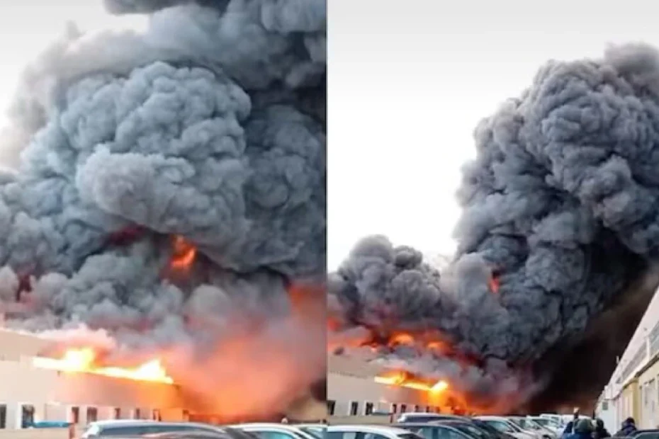 Maxi incendio al terminal dei pullman Terminal Puglia nel Barese con densa colonna di fumo nero