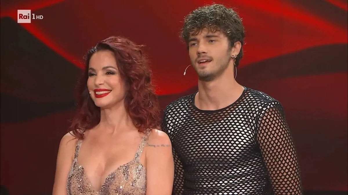 Andrea Delogu e Nikita Perotti durante una prova di danza, sorridenti e complici.