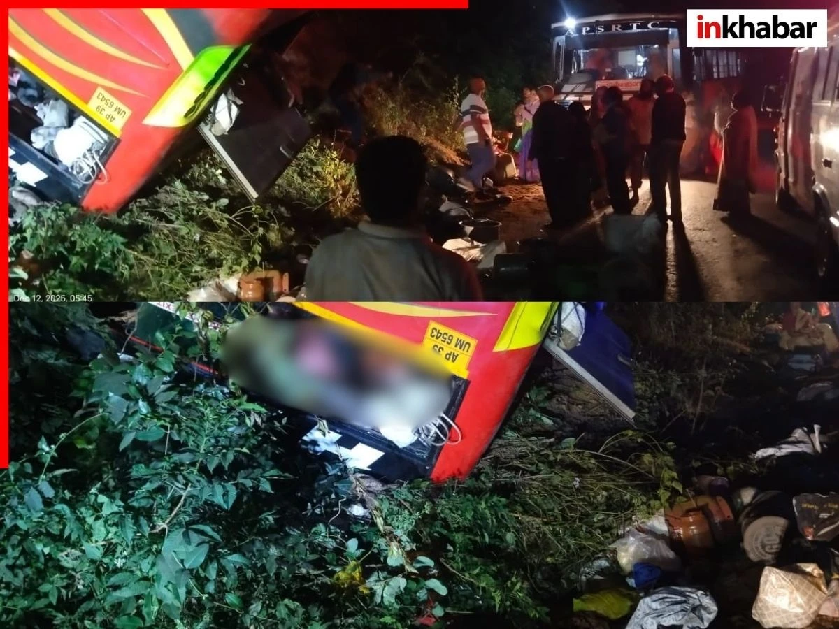 Soccorritori al lavoro sulla scena dell'incidente del bus di pellegrini