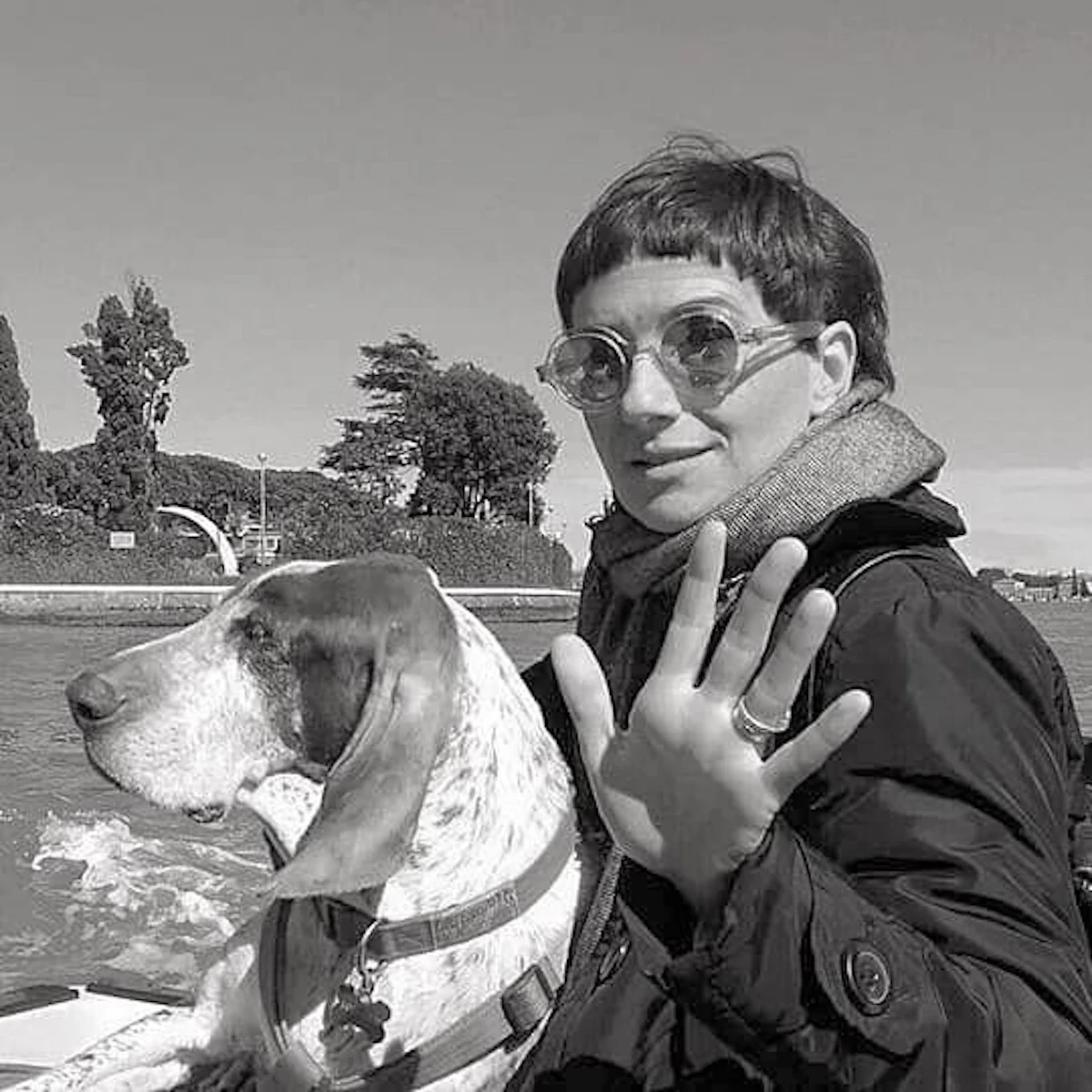 Anna Toscano in un momento di riflessione durante un evento letterario.