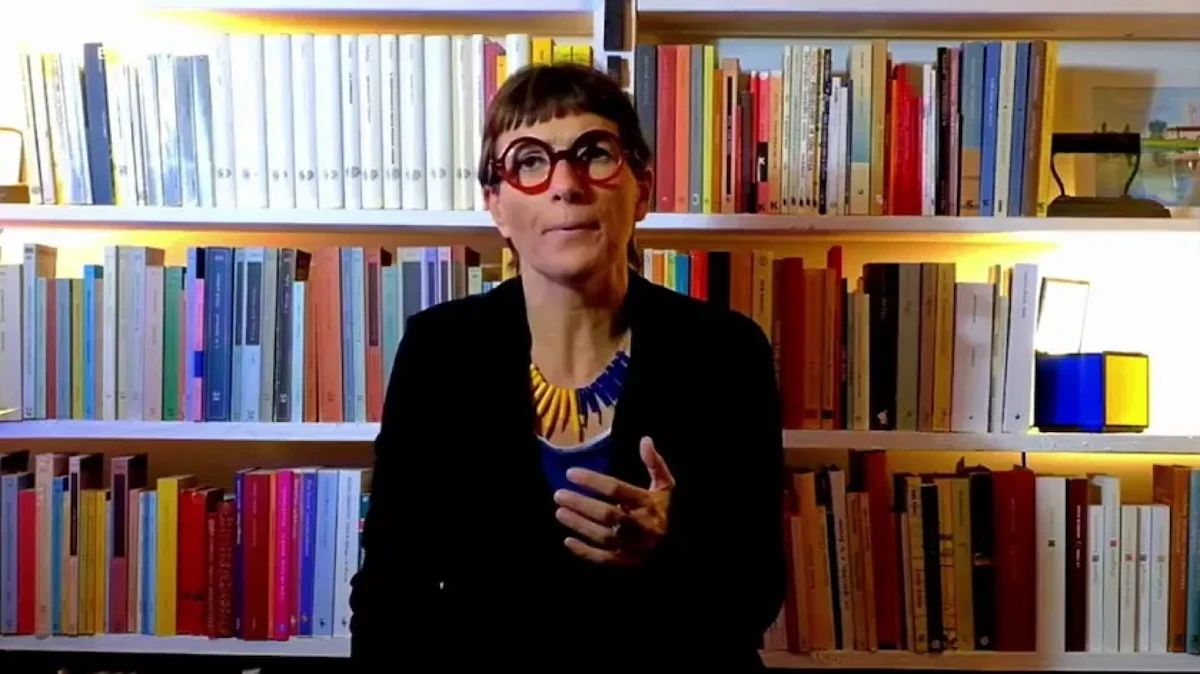 Anna Toscano intenta nella lettura, simbolo della sua passione per la scrittura e la cultura.