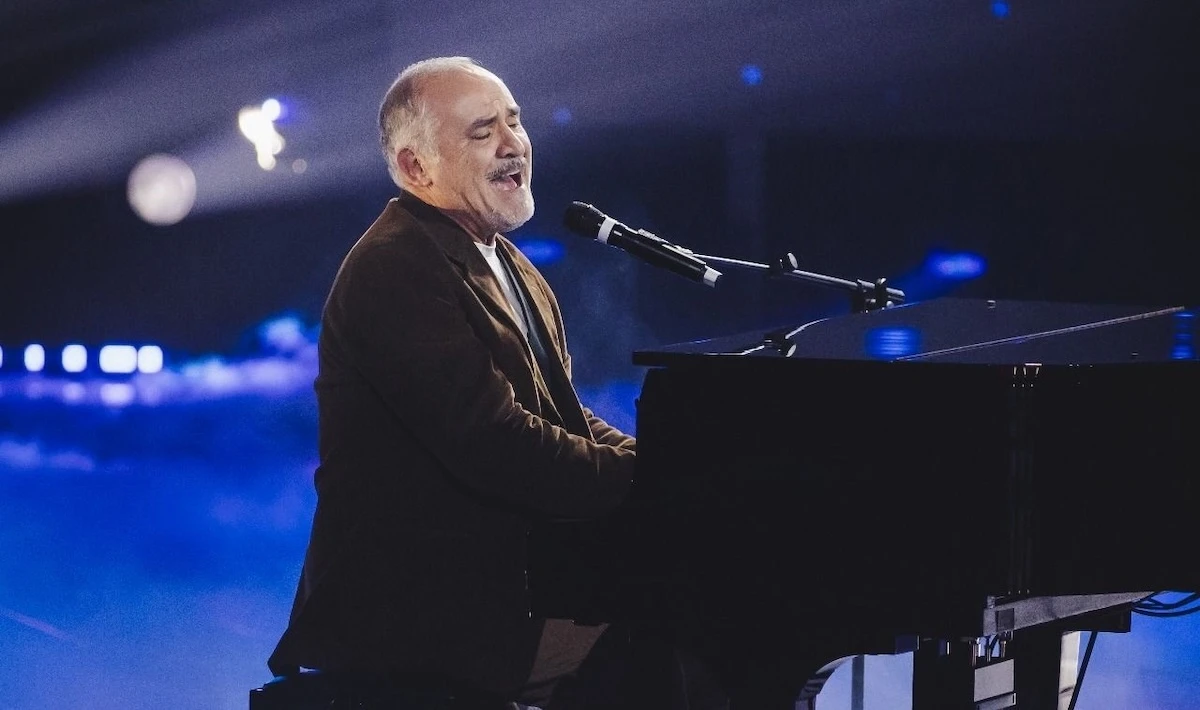 Francesco De Siena esulta dopo la vittoria a The Voice Senior