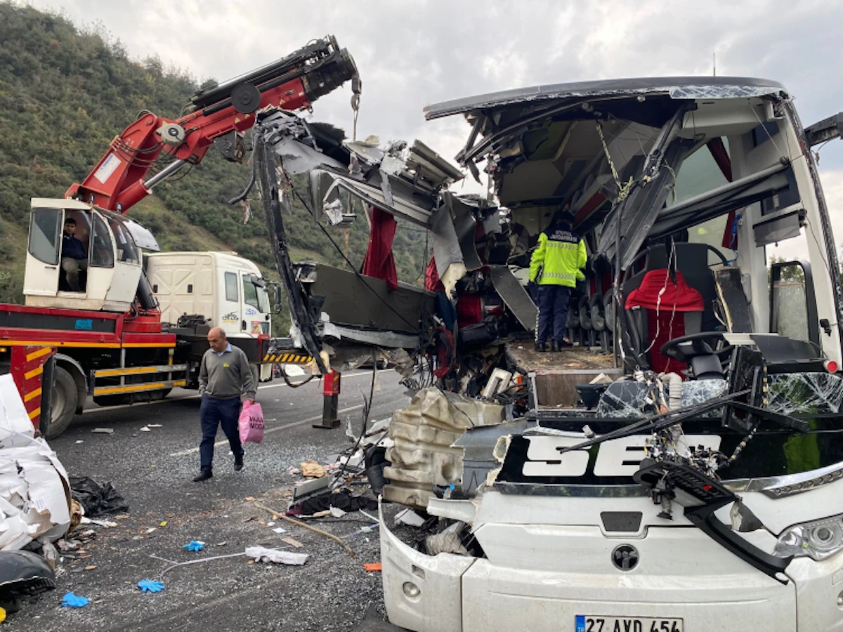 Autobus gravemente danneggiato in seguito all'incidente