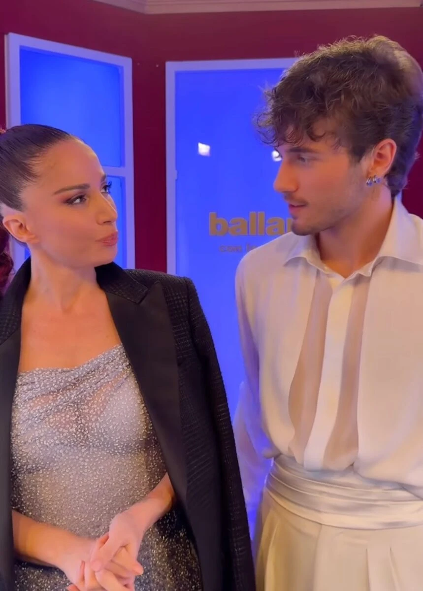 Andrea Delogu e Nikita Perotti insieme sorridenti in una foto promozionale di Ballando con le stelle.