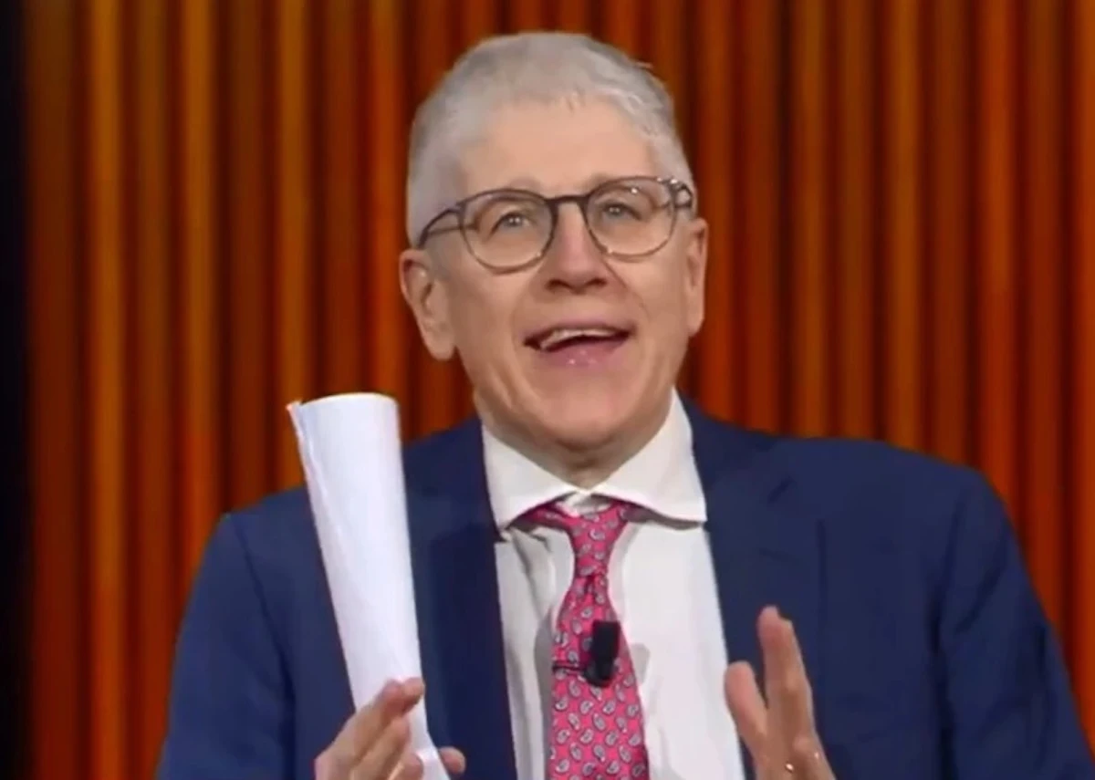 Mario Giordano in studio durante la conduzione di Dritto e Rovescio