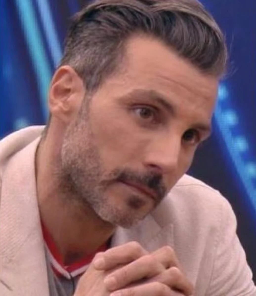 Daniele Interrante durante un servizio fotografico