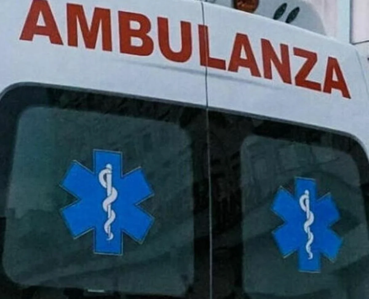 Ambulanza sul luogo dell'incidente nella Galleria della Reggia di Caserta