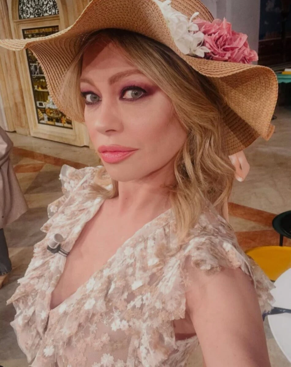 Primo piano di Anna Falchi in uno scatto fotografico professionale