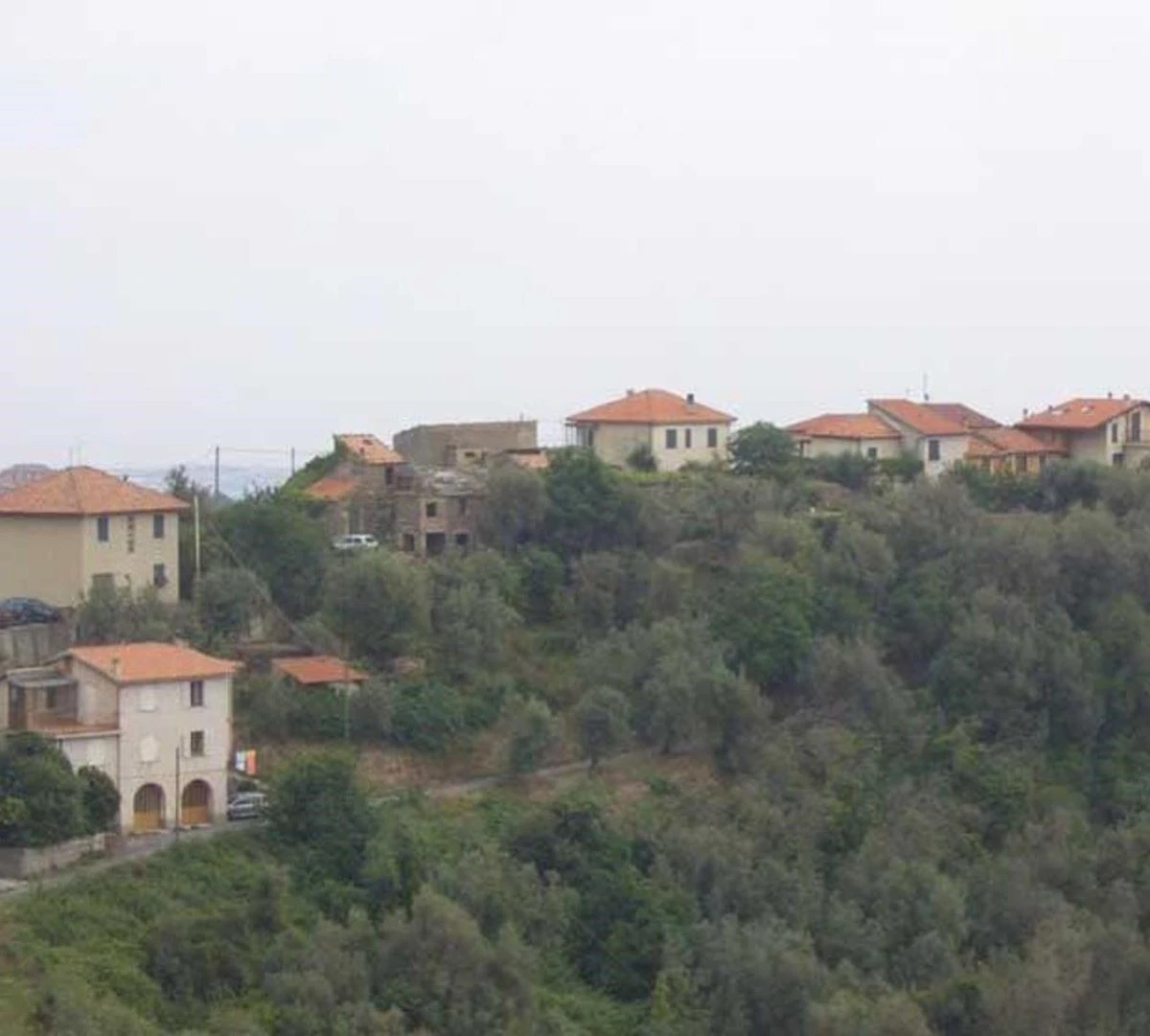 Abitazione isolata nel bosco ad Arnasco, luogo del ritrovamento di un uomo morto