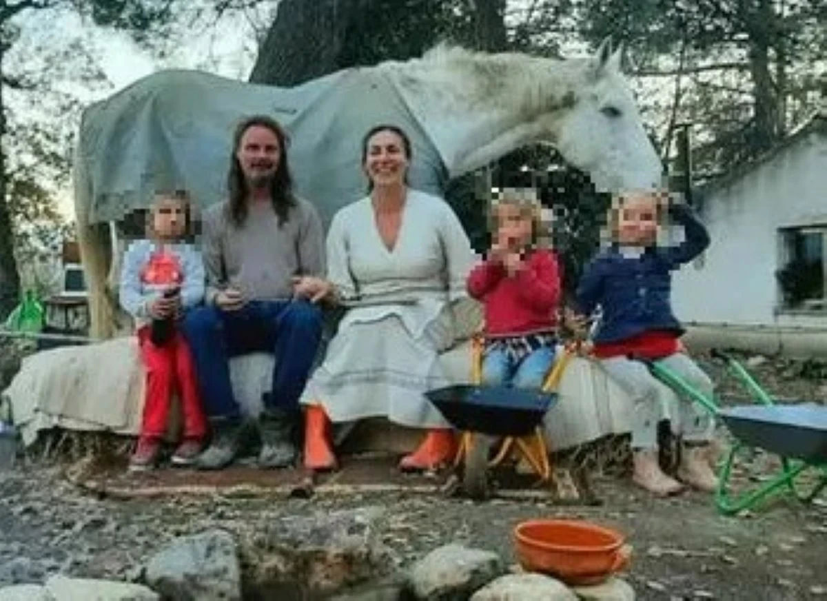 Immagine simbolica dei bambini della famiglia del bosco coinvolti nella vicenda giudiziaria