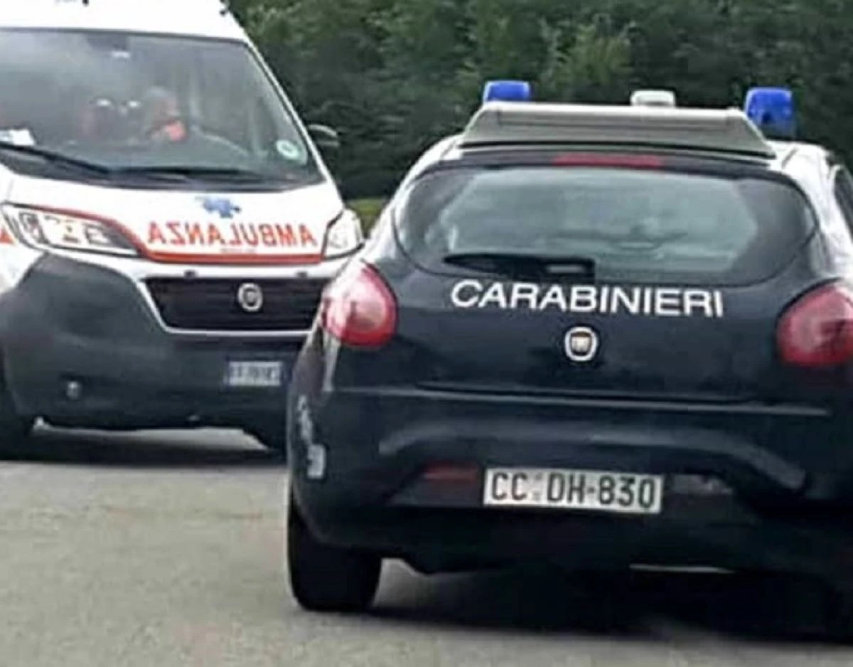 Intervento di carabinieri e ambulanza sul luogo del ritrovamento ad Arnasco