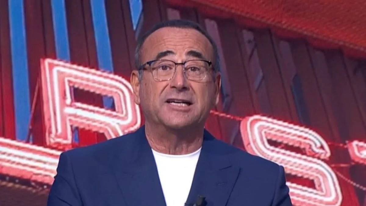 Carlo Conti sul palco, possibile conduttore e direttore artistico di Sanremo 2026