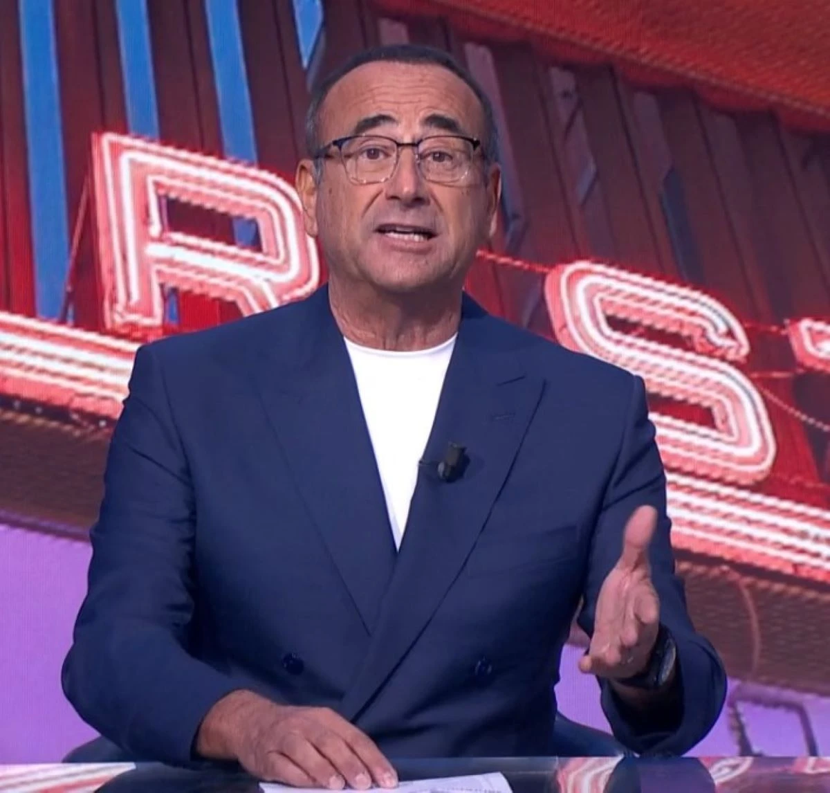 Carlo Conti durante una conferenza stampa su Sanremo 2026