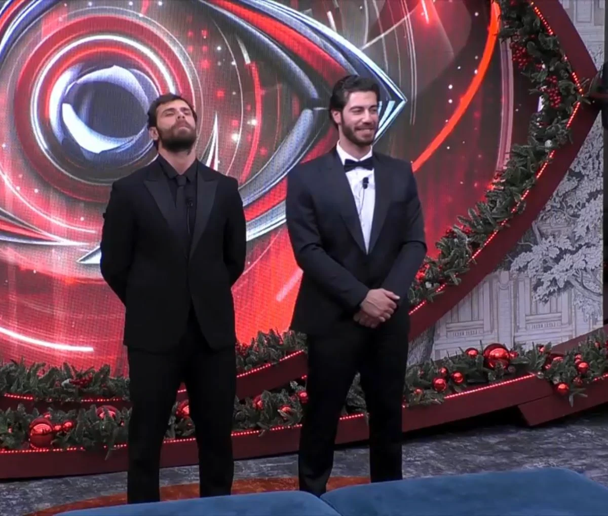 Concorrenti del Grande Fratello riuniti in salotto durante la semifinale