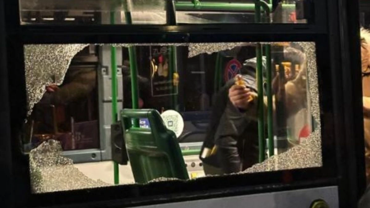 Scontri tra ultrà dopo la partita Treviso-Mestre e autobus danneggiato