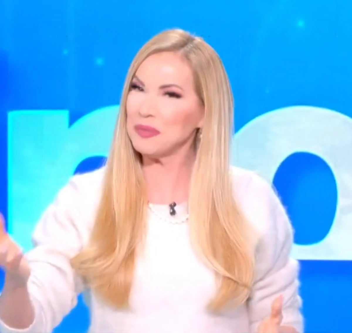 Federica Panicucci a Mattino Cinque in studio