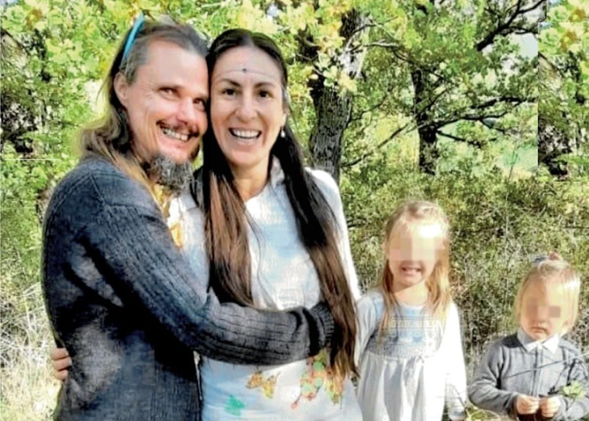 Immagine della famiglia nel bosco con i figli, al centro del caso mediatico e giudiziario