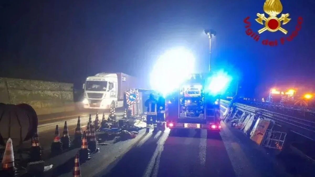 Soccorritori e mezzi di emergenza sul luogo dell'incidente in autostrada A26