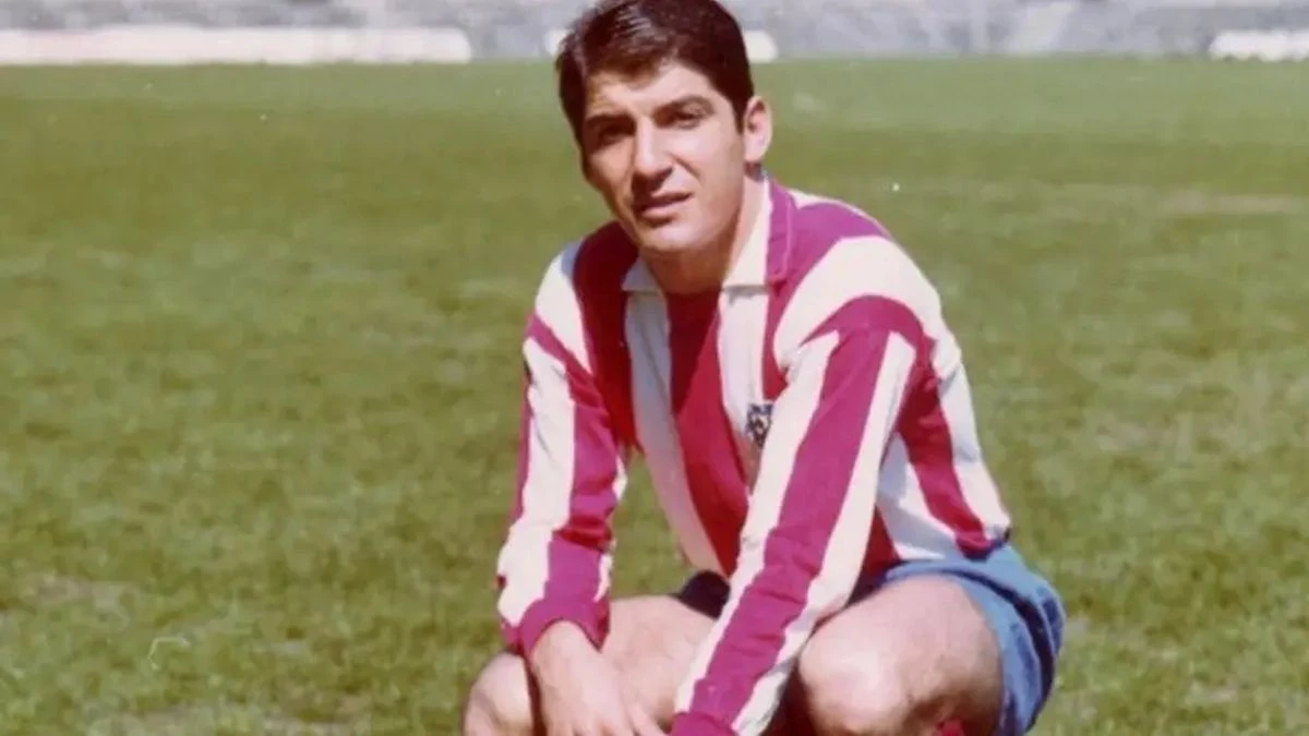 Ritratto di Enrique Collar con la maglia dell’Atletico Madrid