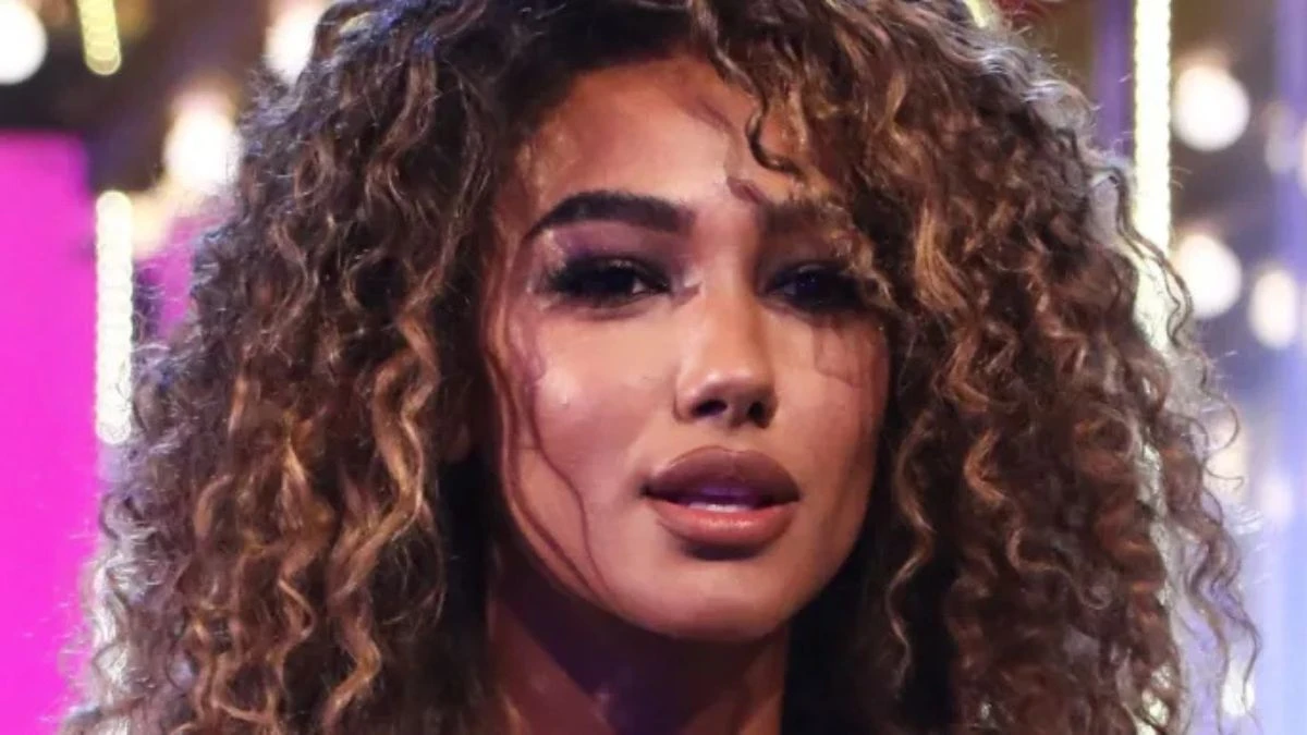 Samira Lui e Gerry Scotti nello studio de La Ruota della Fortuna