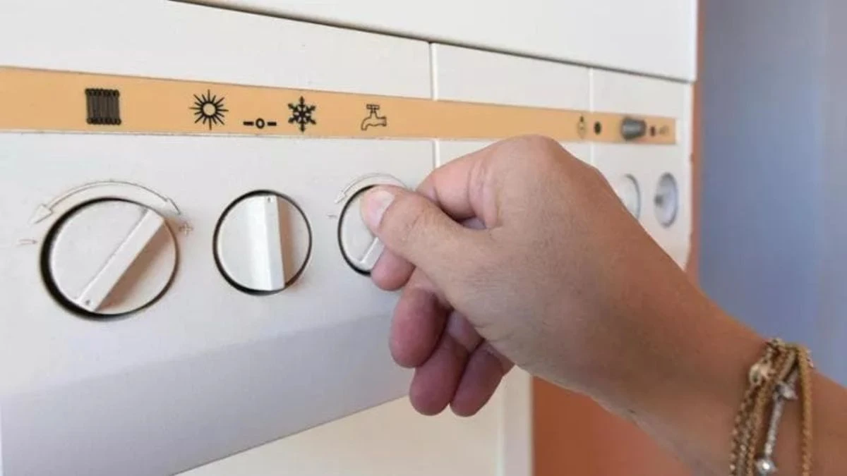 Tecnico davanti a pannello di controllo per verifica caldaia a gas