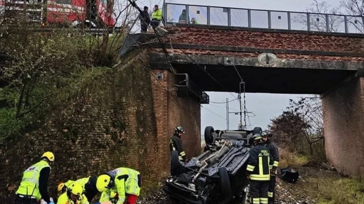 auto vola gi249 dal cavalcavia mentre arriva il treno orrore in italia immagini tremende