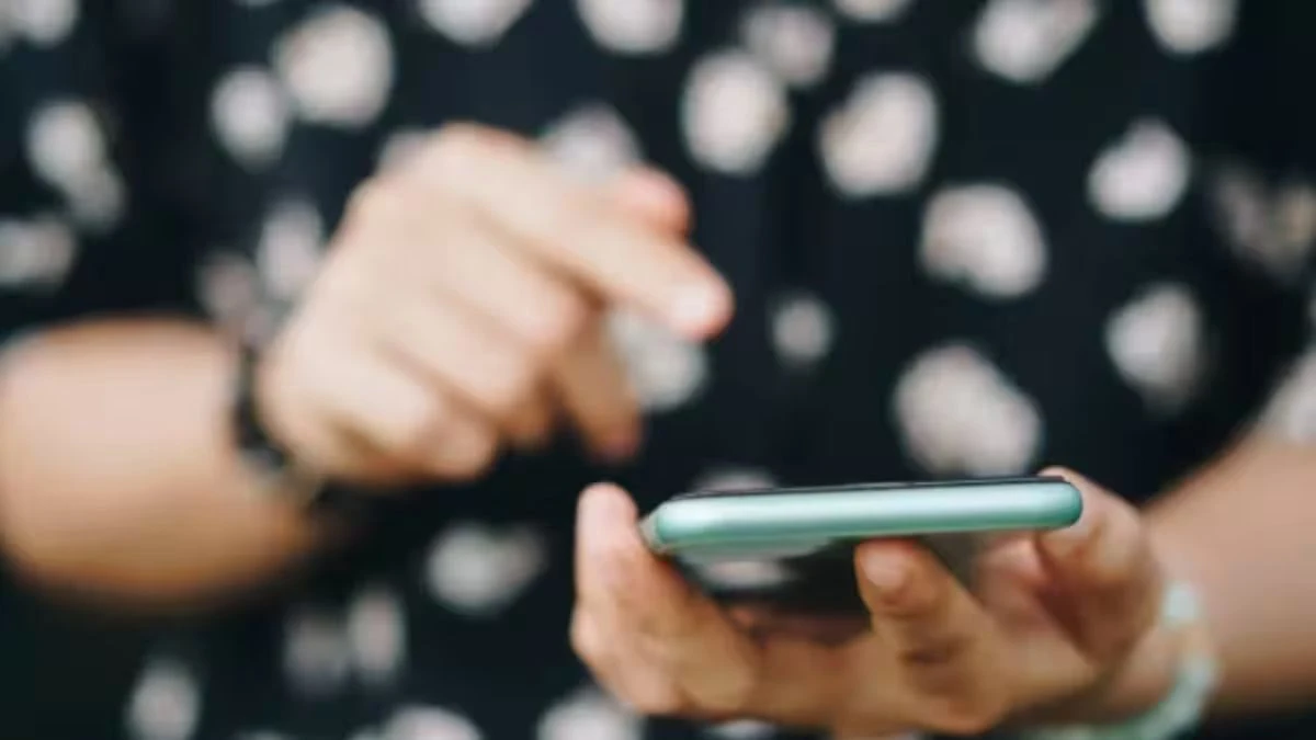 Telefono con messaggio truffa, immagine illustrativa della truffa online a Senigallia