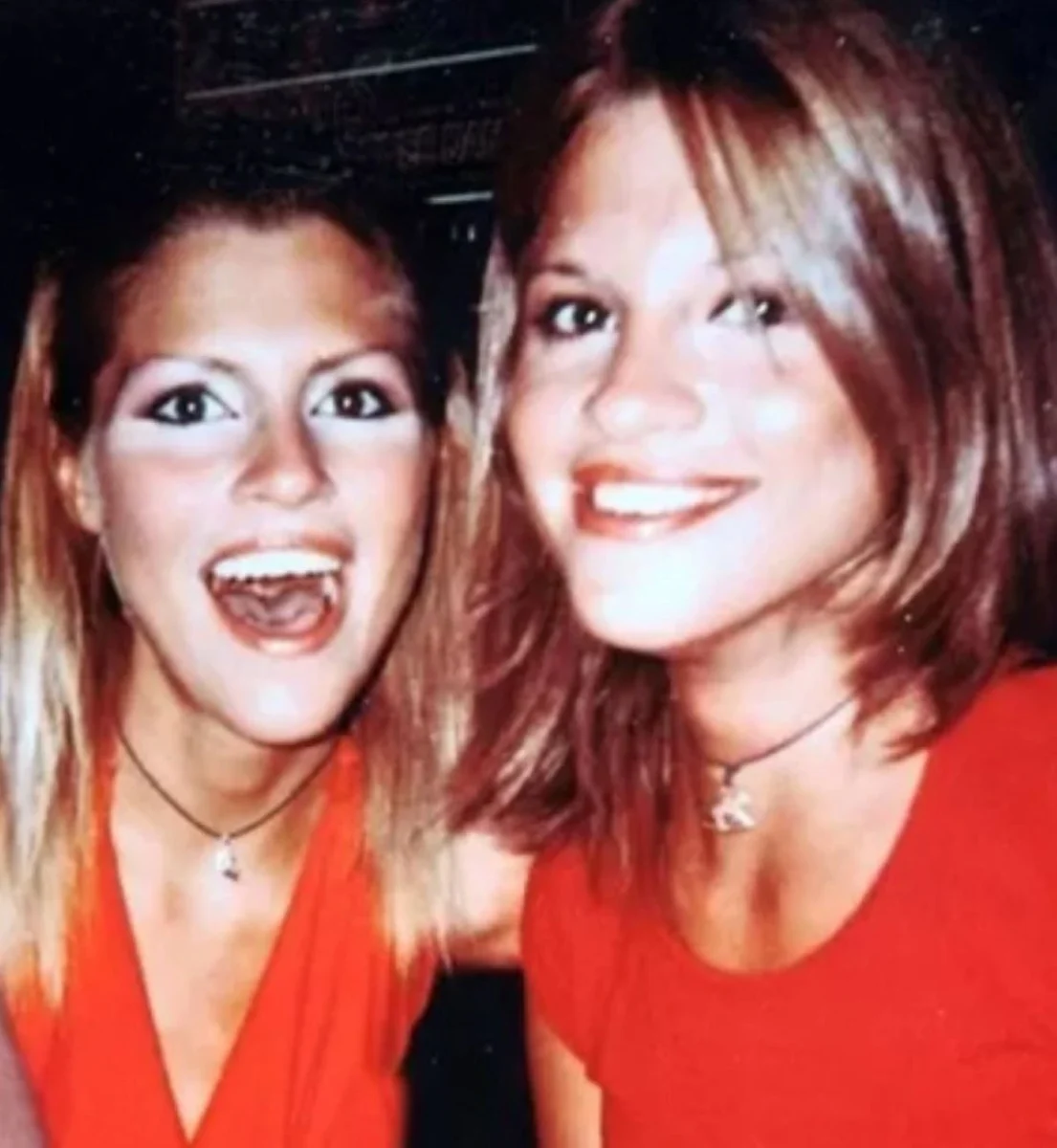 Le gemelle Cappa riprese durante le indagini a Garlasco