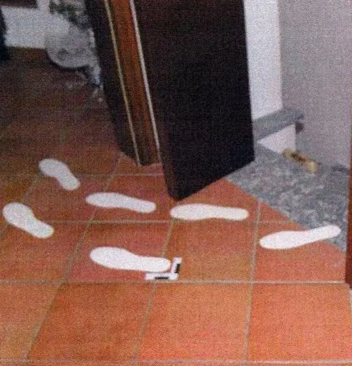 Immagine delle indagini sulle impronte nella casa di Chiara Poggi a Garlasco