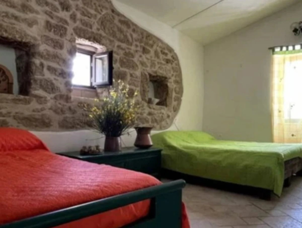 Letti nella nuova casa della famiglia nel bosco