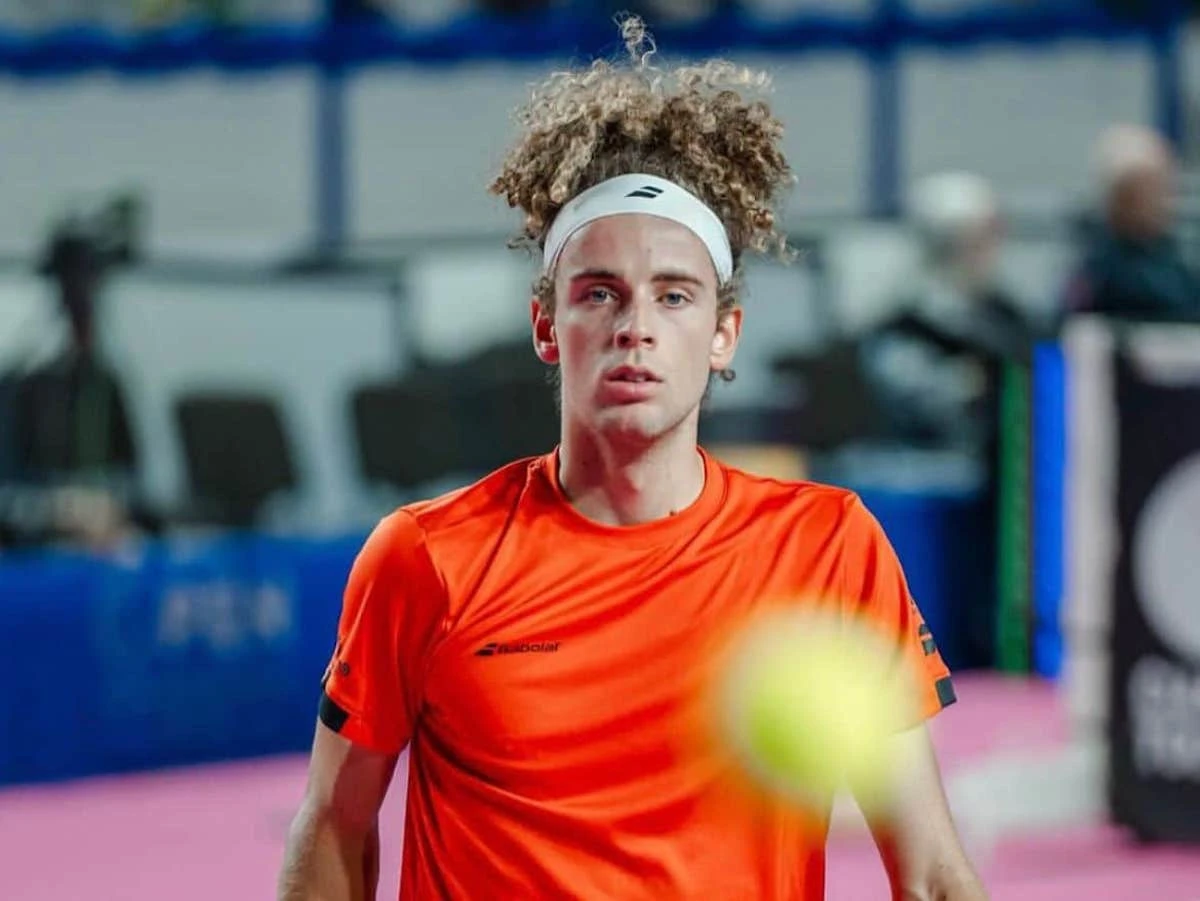 Mika Brunold riceve il supporto del circuito dopo il coming out