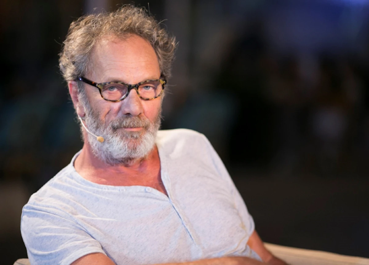 Mohammad Bakri in un momento di recitazione teatrale