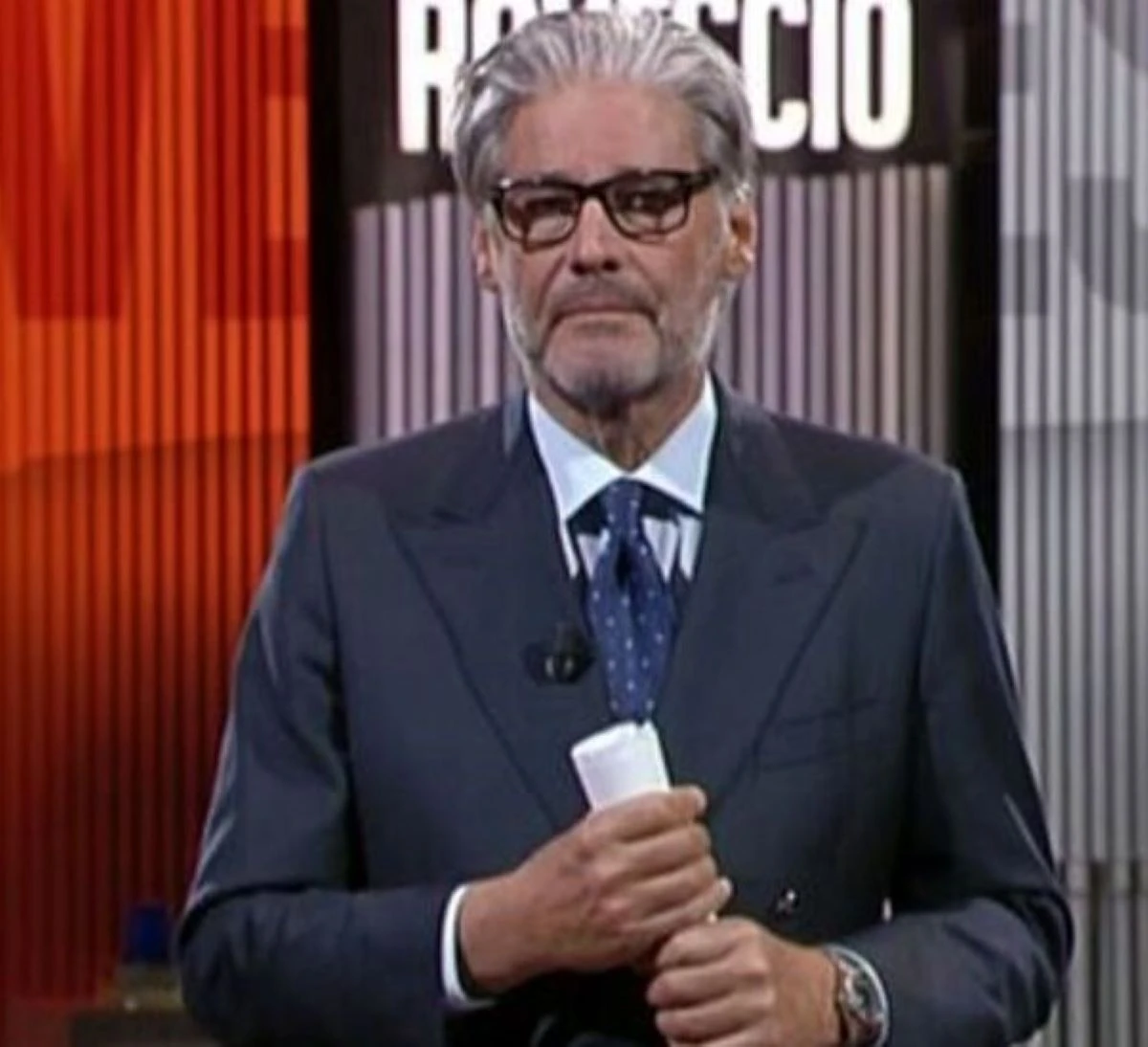 Primo piano di Paolo Del Debbio, conduttore di Dritto e Rovescio