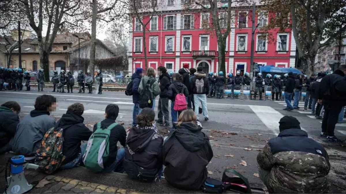 Forze dell'ordine davanti a un edificio a Torino all'alba