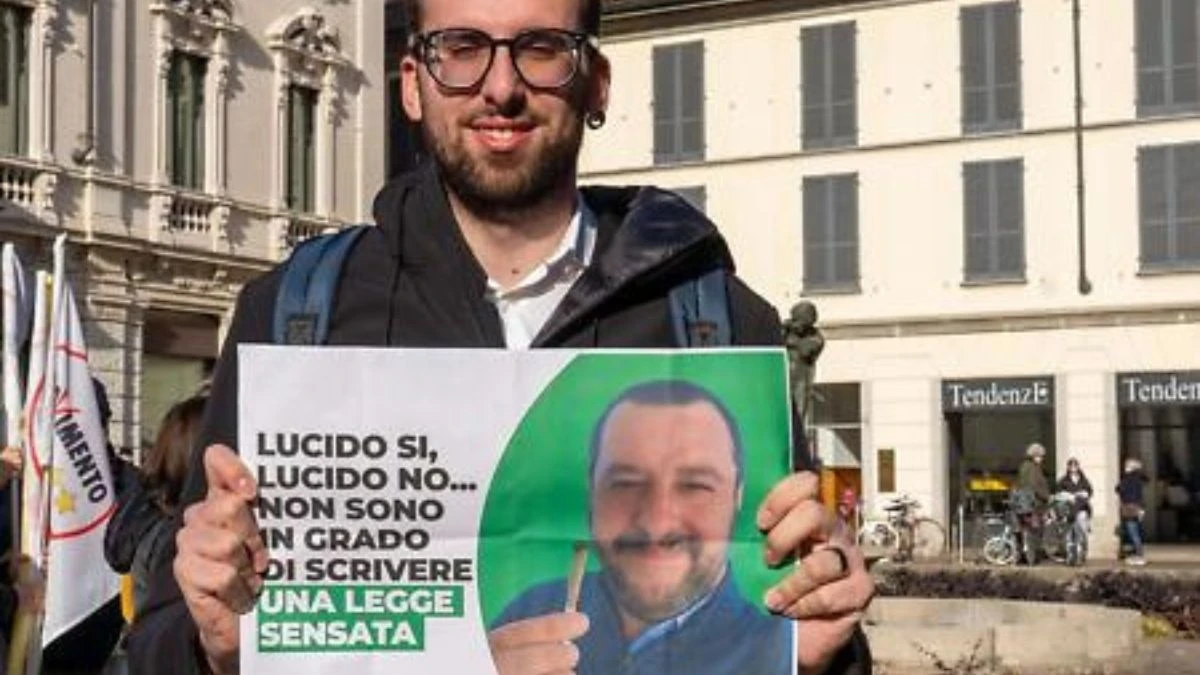 Tavolo simbolico allestito dai Radicali Italiani con confezioni di cannabis CBD