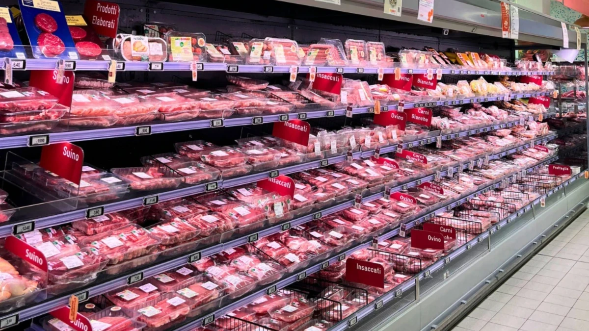 Confezioni di ciccioli sottovuoto esposte in un supermercato