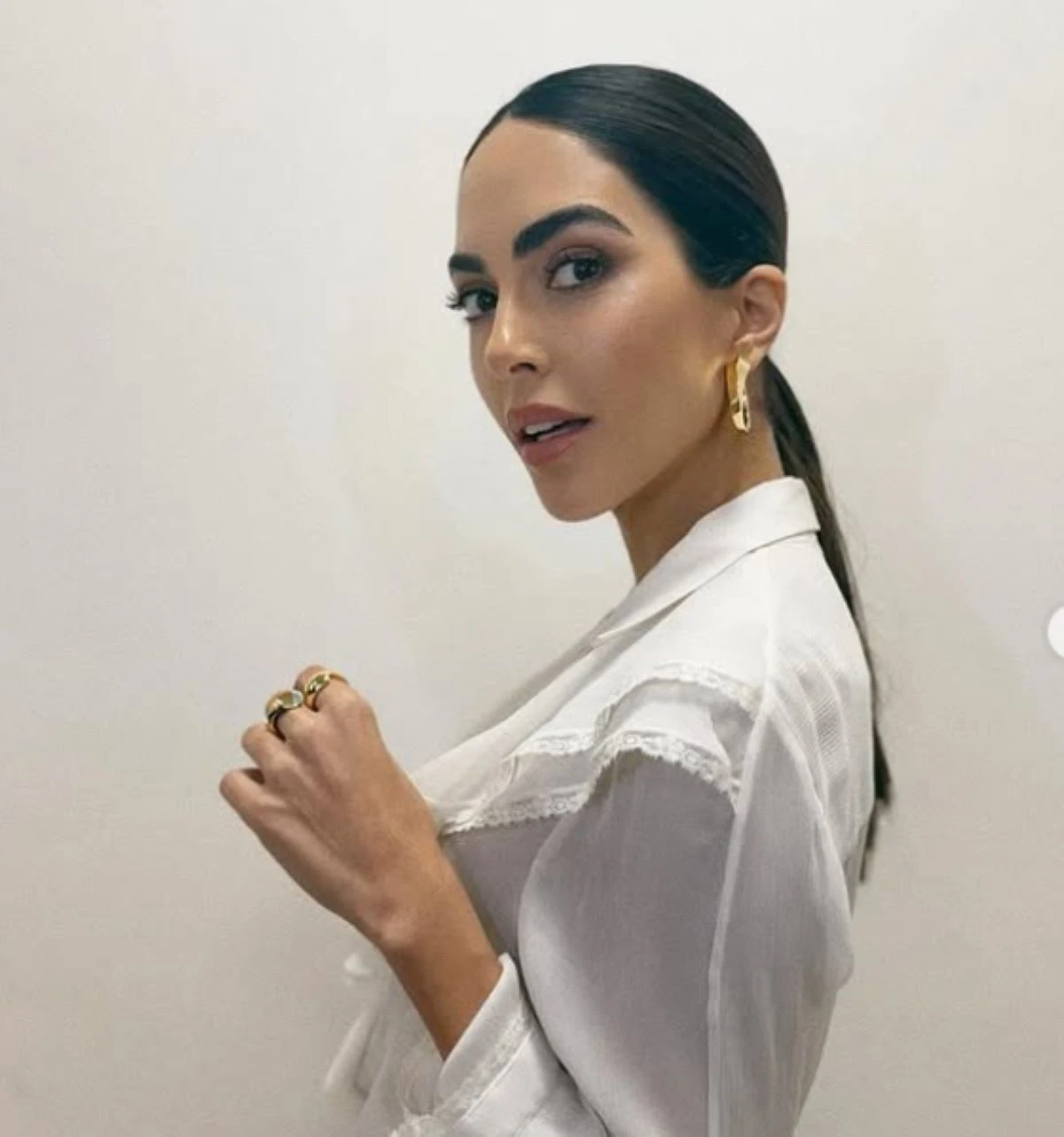 Rocio Muñoz Morales elegante e sorridente