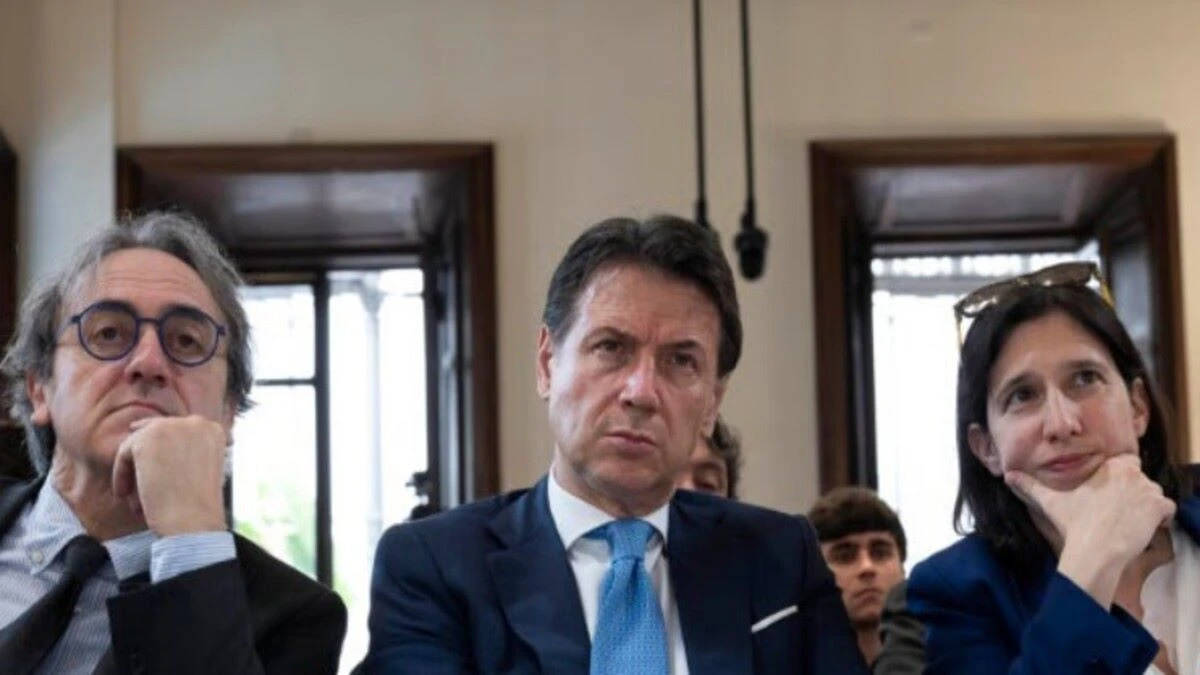 Elly Schlein, Giuseppe Conte e Angelo Bonelli insieme a un evento pubblico