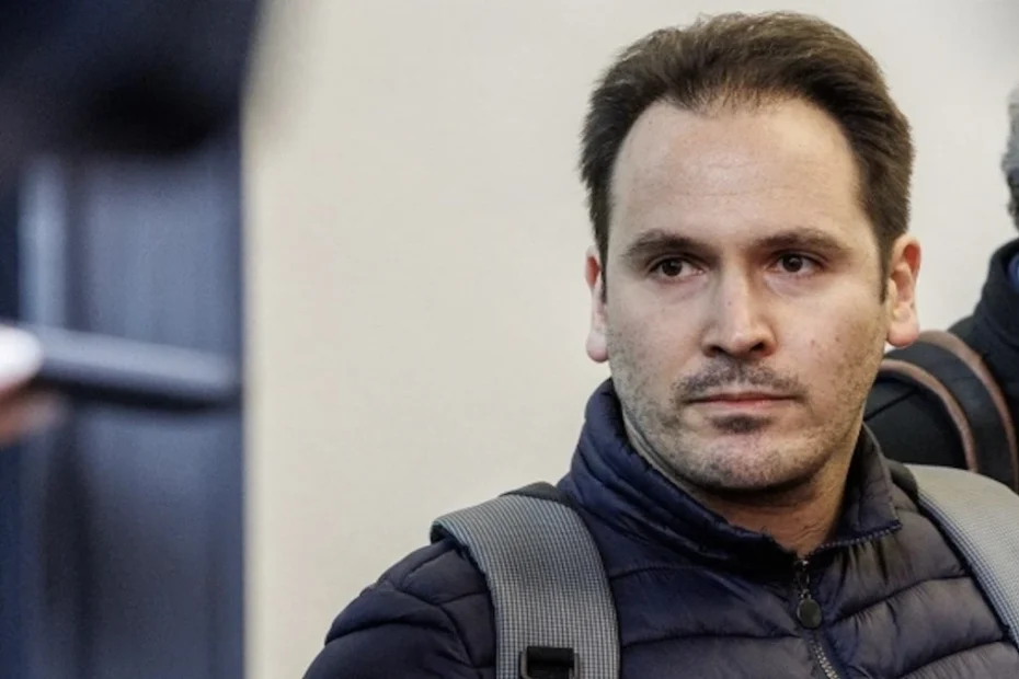 Andrea Sempio davanti alla casa di Chiara Poggi a Garlasco dopo l