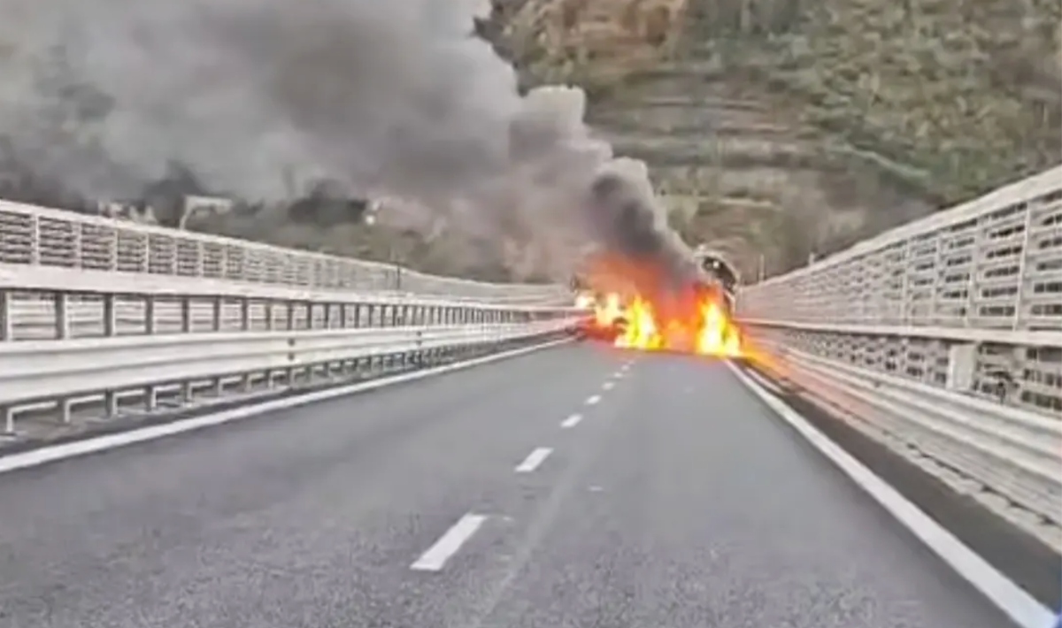 assalto in autostrada esplosioni e fiamme la notizia 232 arrivata ora video