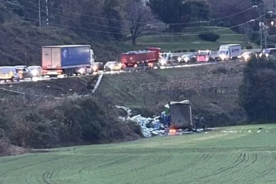Immagine dell’incidente a Cisano Bergamasco, camion ribaltato nella scarpata