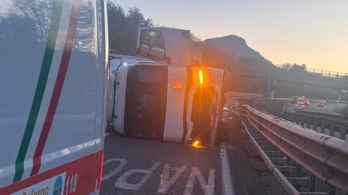 Incidente in autostrada, camion si ribalta sulla carreggiata: cos’è successo Incidente in autostrada, camion si ribalta sulla carreggiata: cos’è successo