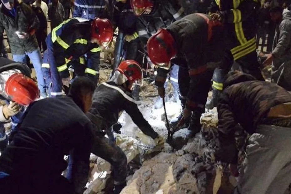 Macerie del crollo delle palazzine a Fes, soccorritori al lavoro tra i detriti