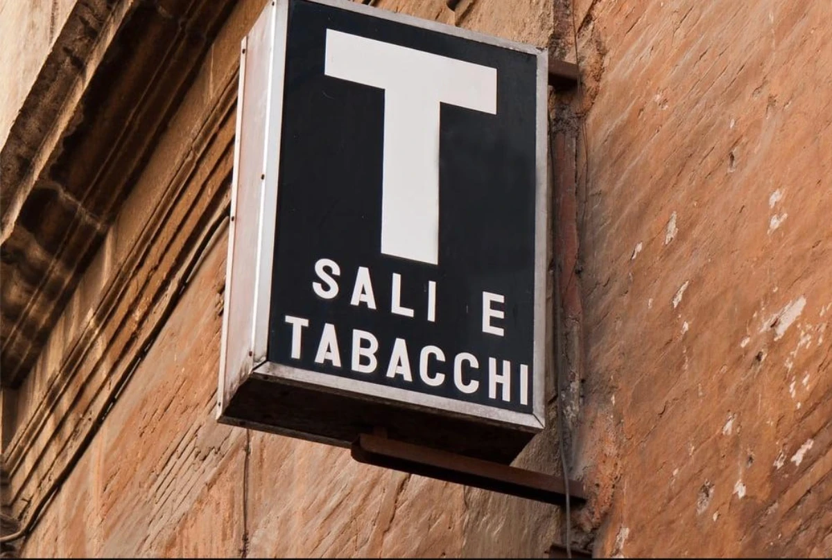 Primo piano di un pacchetto di sigarette con la scritta aumenti in arrivo