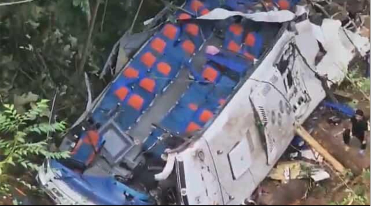 autobus carico di studenti precipita in un dirupo almeno 17 morti da Tvzap.it autobus carico di studenti precipita in un dirupo almeno 17 morti