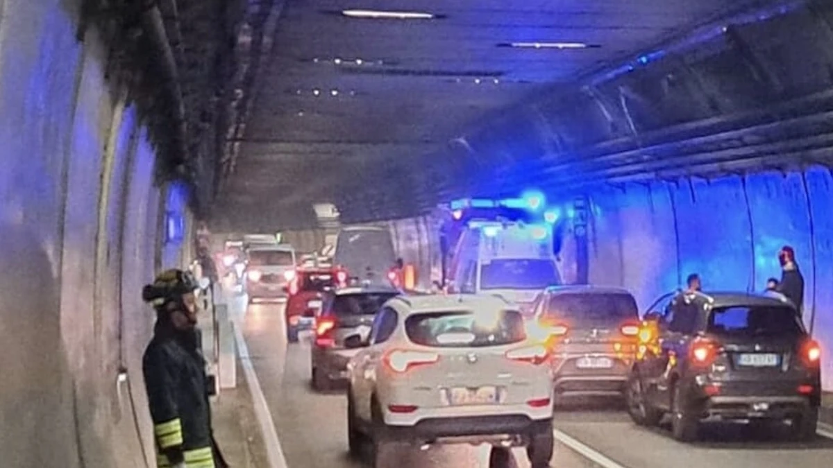 Mezzi di soccorso all'interno della galleria di Cernobbio dopo un incidente stradale