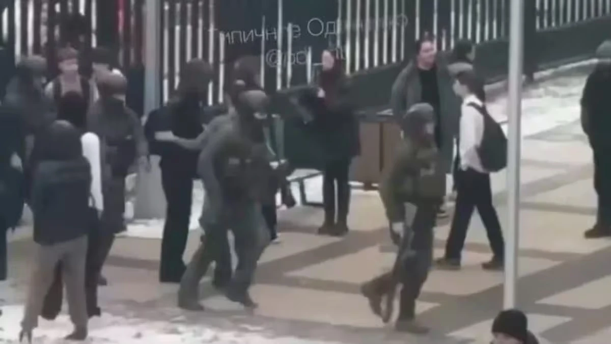 Area di evacuazione con ambulanze e forze dell'ordine davanti alla scuola