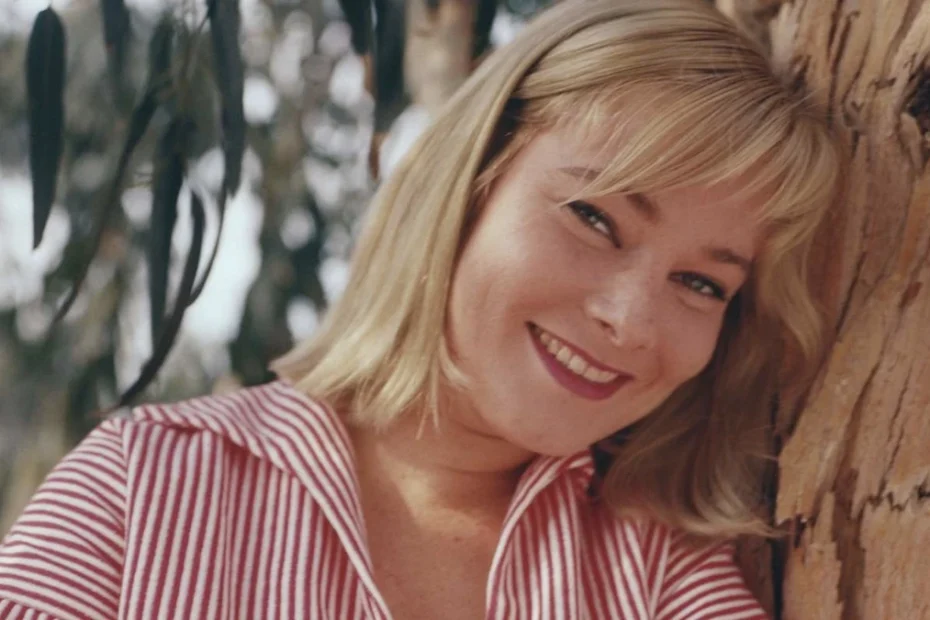 Primo piano di May Britt in una scena di un film