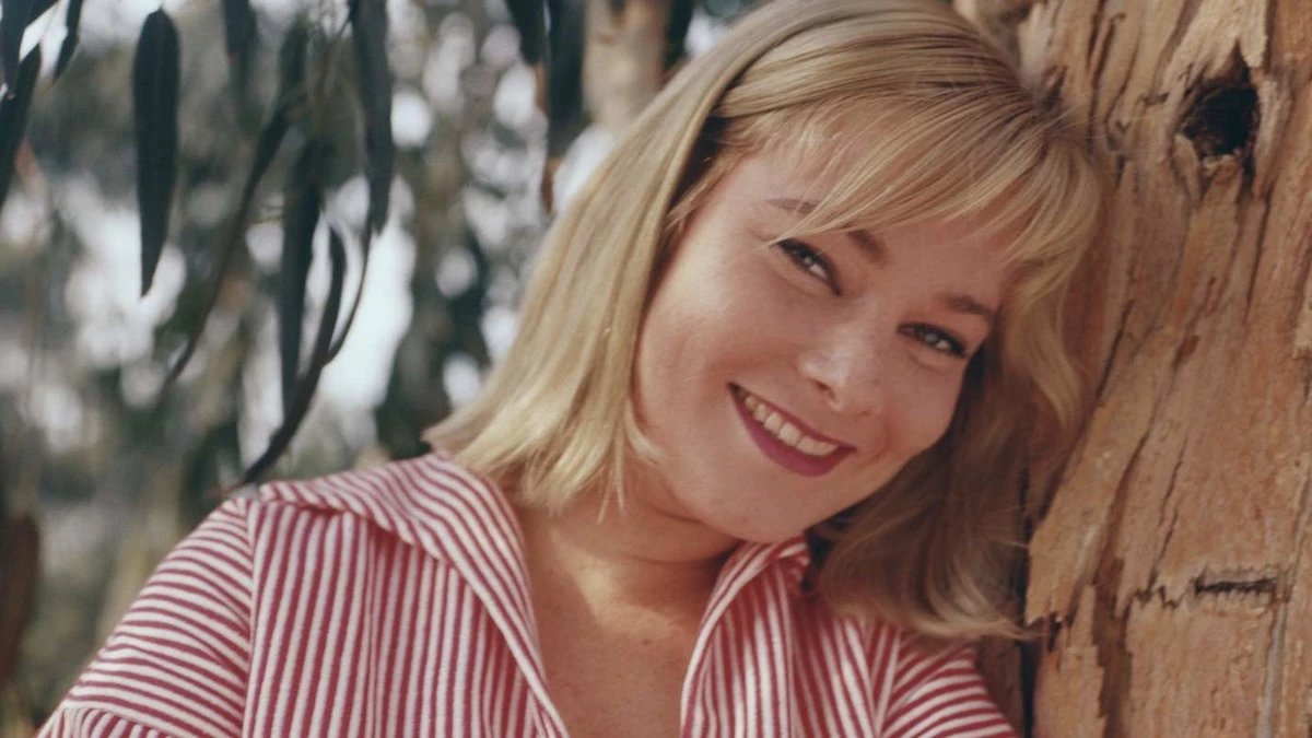 Primo piano di May Britt in una scena di un film