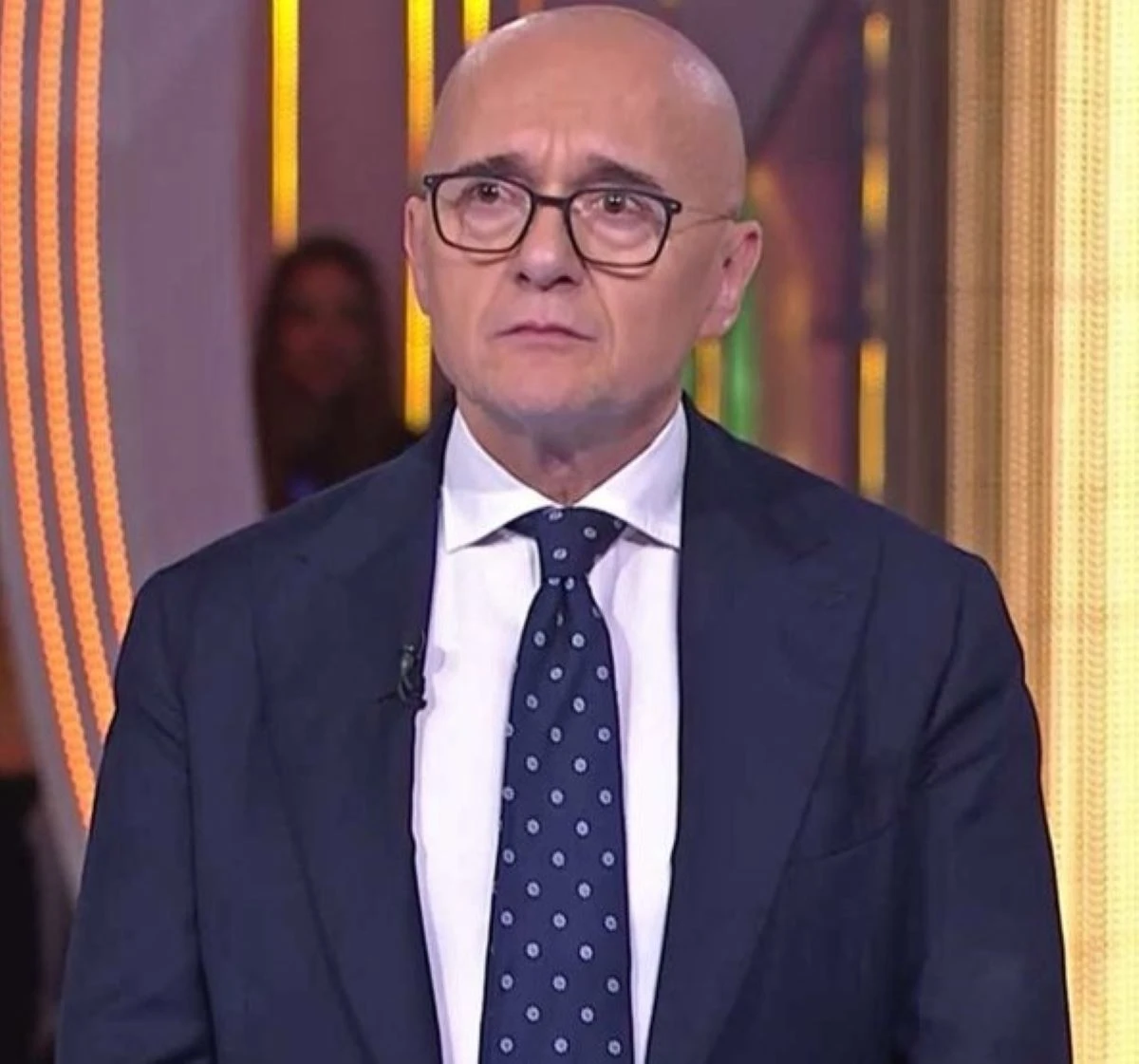 Alfonso Signorini durante una puntata del Grande Fratello in studio televisivo